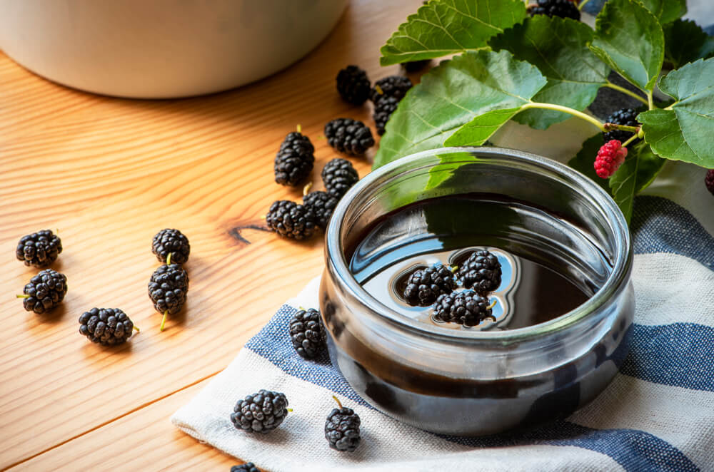 Turkish,Mulberry,Confiture,Pekmez,And,Mulberries,On,A,Wooden,Table