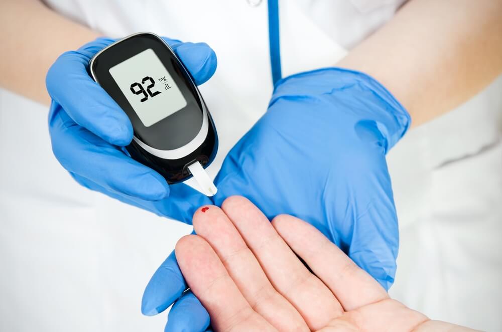 Doctor,Woman,Measuring,Glucose,Level,Blood,In,Hospital,Close up